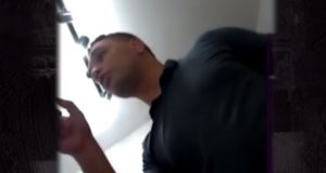 Padre apontando o dedo