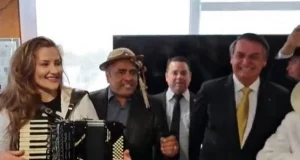 Bolsonaro e forrozeiros no Planalto