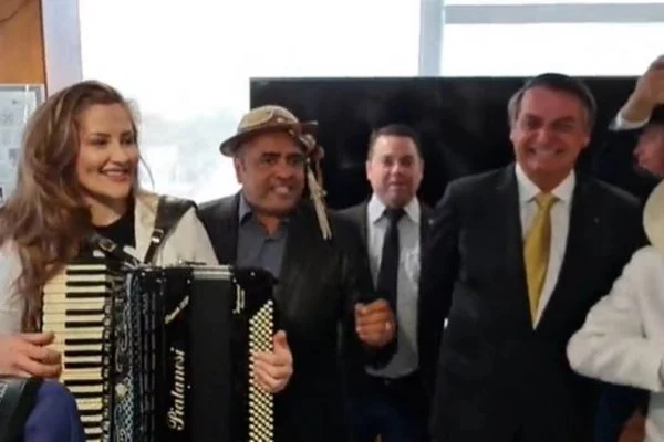 Bolsonaro e forrozeiros no Planalto