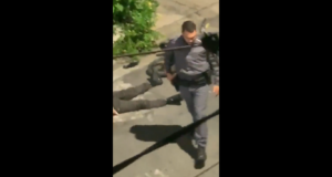 policial agredindo