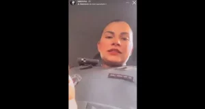 Mulher policial gravando vídeo