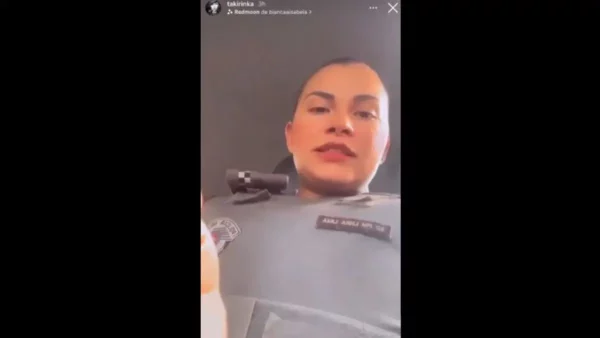Mulher policial gravando vídeo