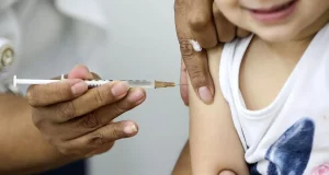 Aplicação de vacina em criança