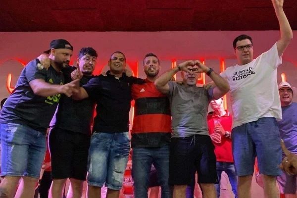 bolsonaristas com Fabrício Queiroz em evento