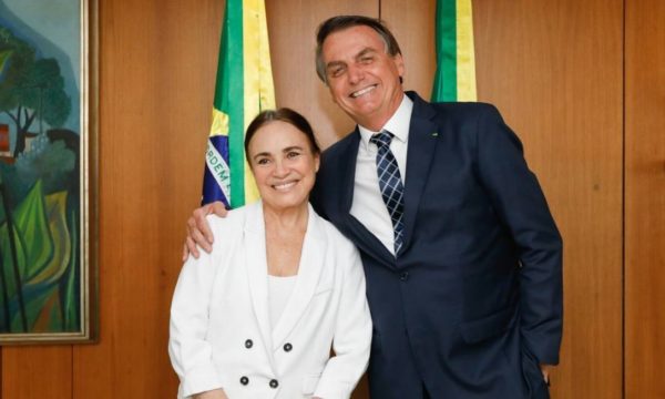 Regina Duarte chateada com Bolsonaro