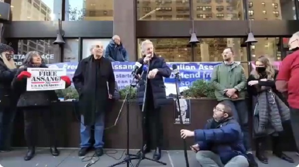 Roger Waters em protesto por liberdade de Julian Assange 
