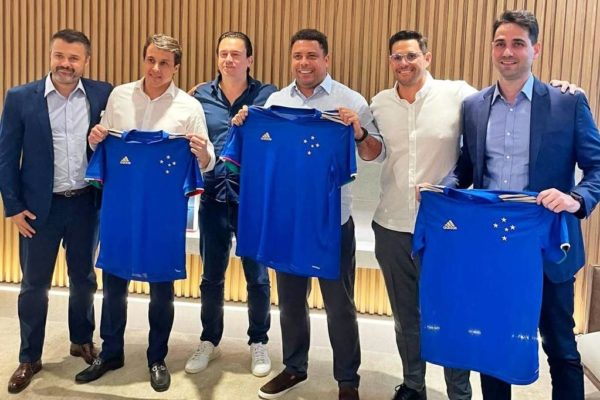 Ronaldo com representantes do Cruzeiro e de empresa de investimentos, no anúncio da compra das ações do clube pelo Fenômeno