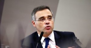 O ex-ministro André Mendonça durante sabatina na CCJ