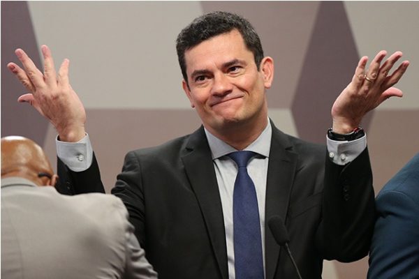 Sergio Moro de braços levantados