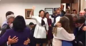 Michelle Bolsonaro comemorando a nomeação de André Mendonça para o Superior Tribunal Federal (STF). Imagem: Reprodução