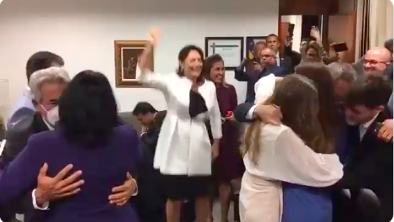 Michelle Bolsonaro comemorando a nomeação de André Mendonça para o Superior Tribunal Federal (STF). Imagem: Reprodução