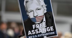 Cartaz de Julian Assange em protesto