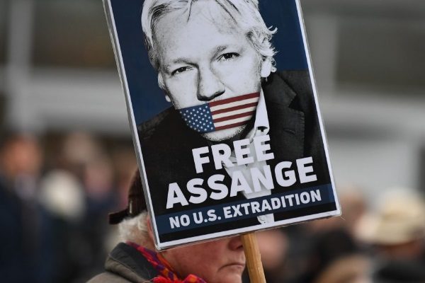 Cartaz de Julian Assange em protesto