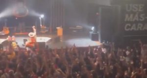 Multidão em show de Chico César