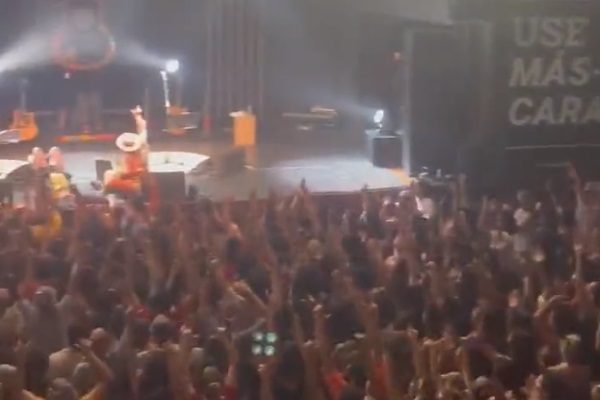 Multidão em show de Chico César