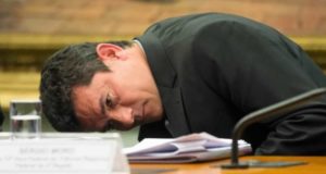 Sergio Moro deitado