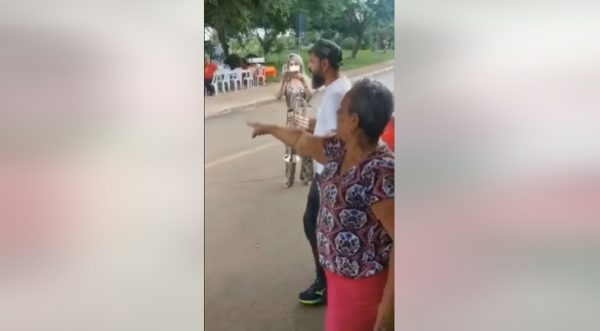 Tia Zélia pede música de Lula