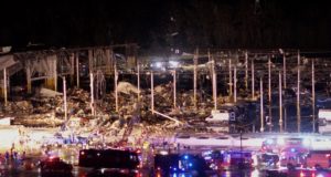 Resgate de pessoas após tornado nos EUA