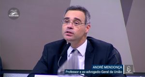 André Mendonça sentado, no Senado, com um microfone à sua frente