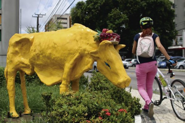 Escultura de vaca magra em Fortaleza