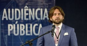 Moraes da prazo pra Aras