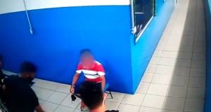 Homem negro é abordado pelos seguranças no supermercado.