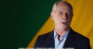 Ciro Gomes com bandeira do Brasil ao fundo