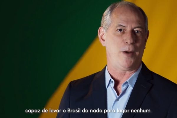 Ciro Gomes com bandeira do Brasil ao fundo