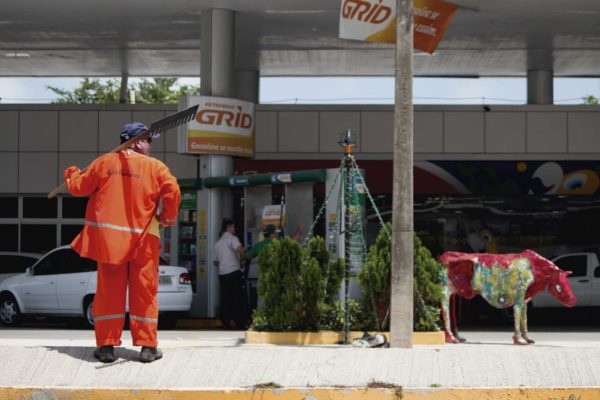 Vaca magra em posto de gasolina