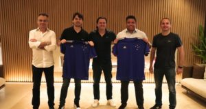 Ronaldo posa com a camisa do Cruzeiro após comprar o clube. Foto: Divulgação