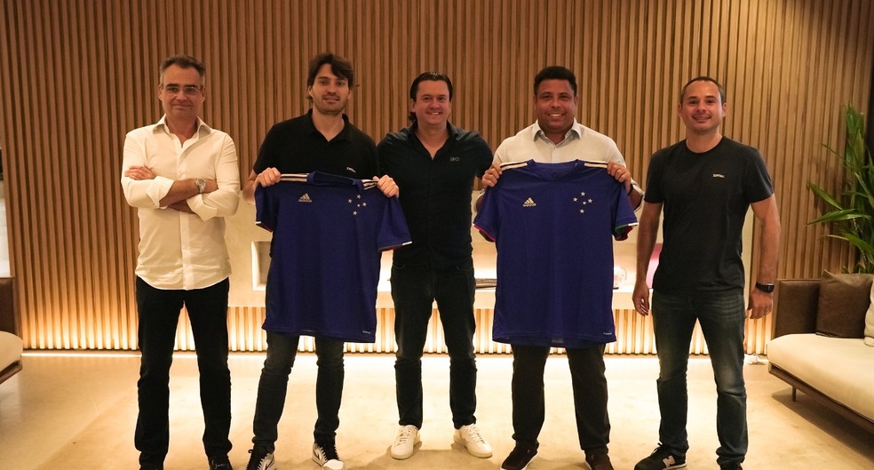 Ronaldo posa com a camisa do Cruzeiro após comprar o clube. Foto: Divulgação