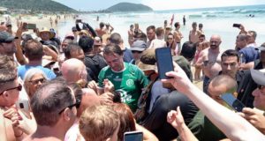 O presidente Jair Bolsonaro (PL) provocou aglomeração sem máscara em praia de Santa Catarina. Imagem: Reprodução