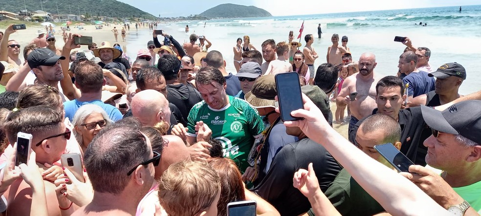O presidente Jair Bolsonaro (PL) provocou aglomeração sem máscara em praia de Santa Catarina. Imagem: Reprodução