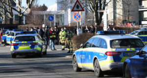 Polícia no campus da universidade em Heidelberg, na Alemanha, onde um ataque deixou dezenas de pessoas feridas. Foto: R. Priebe/DPA/AFP