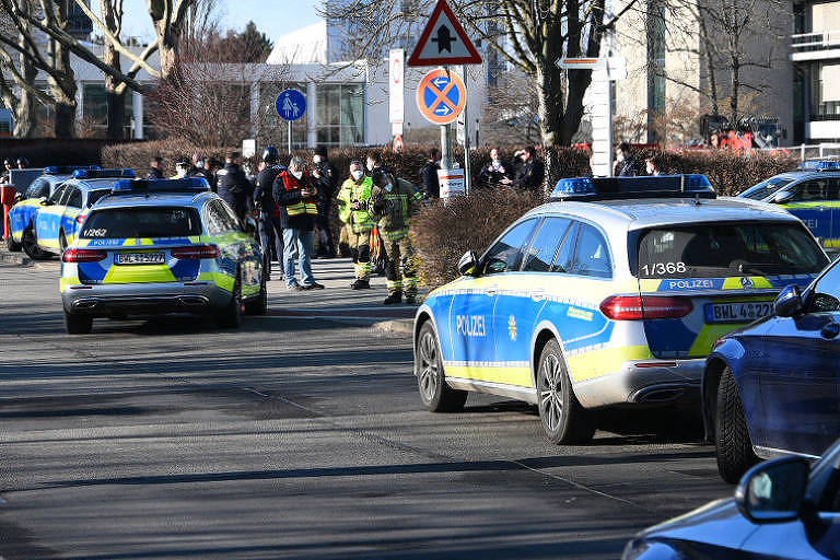 Polícia no campus da universidade em Heidelberg, na Alemanha, onde um ataque deixou dezenas de pessoas feridas. Foto: R. Priebe/DPA/AFP