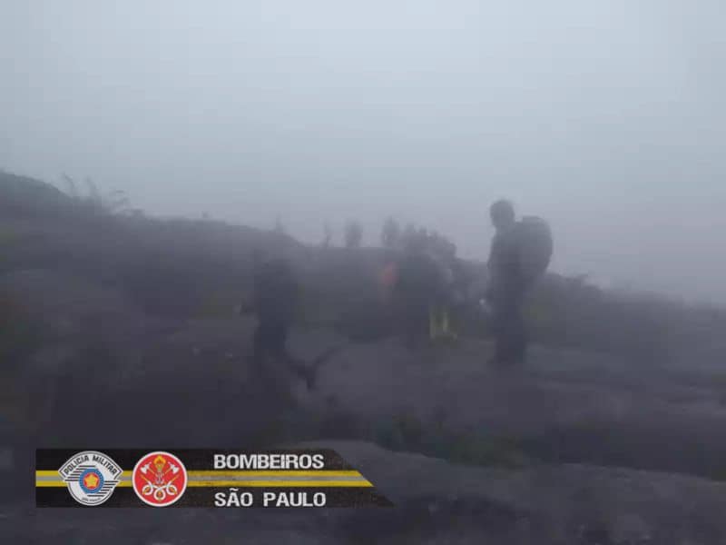Grupo de 32 pessoas precisou de ajuda do Corpo de Bombeiros para descer do Pico dos Marins, em São Paulo. Imagem: Reprodução