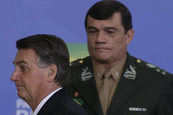 Foto do comandante do exército, general Paulo Sérgio e Bolsonaro.