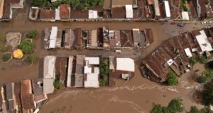 Imagem aérea de cidade atingida por enchente