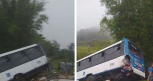 Ônibus com passageiros colide em caminhão e cai em ribanceira na rodovia Régis Bittencourt, em SP. Foto: Reprodução