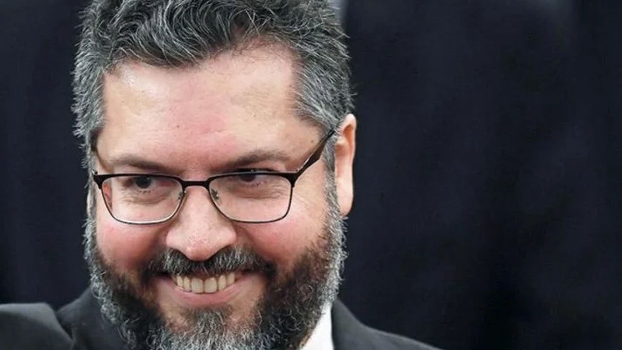 A imagem de Ernesto Araújo sorridente