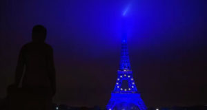 Veja a Torre Eiffel