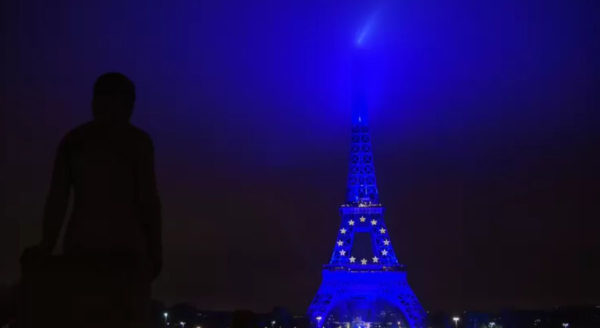 Veja a Torre Eiffel