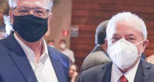 Lula e Alckmin lado a lado e usando máscara contra a Covid-19