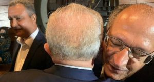 Lula abraçando Geraldo Alckmin no jantar Prerrogativas
