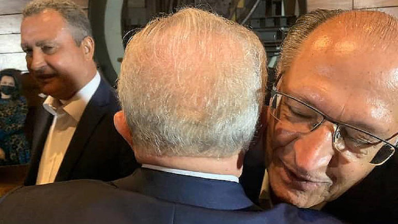 Lula abraçando Geraldo Alckmin no jantar Prerrogativas