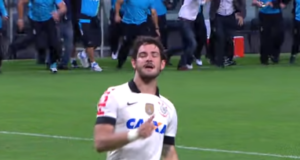 O jogador Alexandre Pato após perder um pênalti contra o Grêmio, em 2013. Imagem: Reprodução