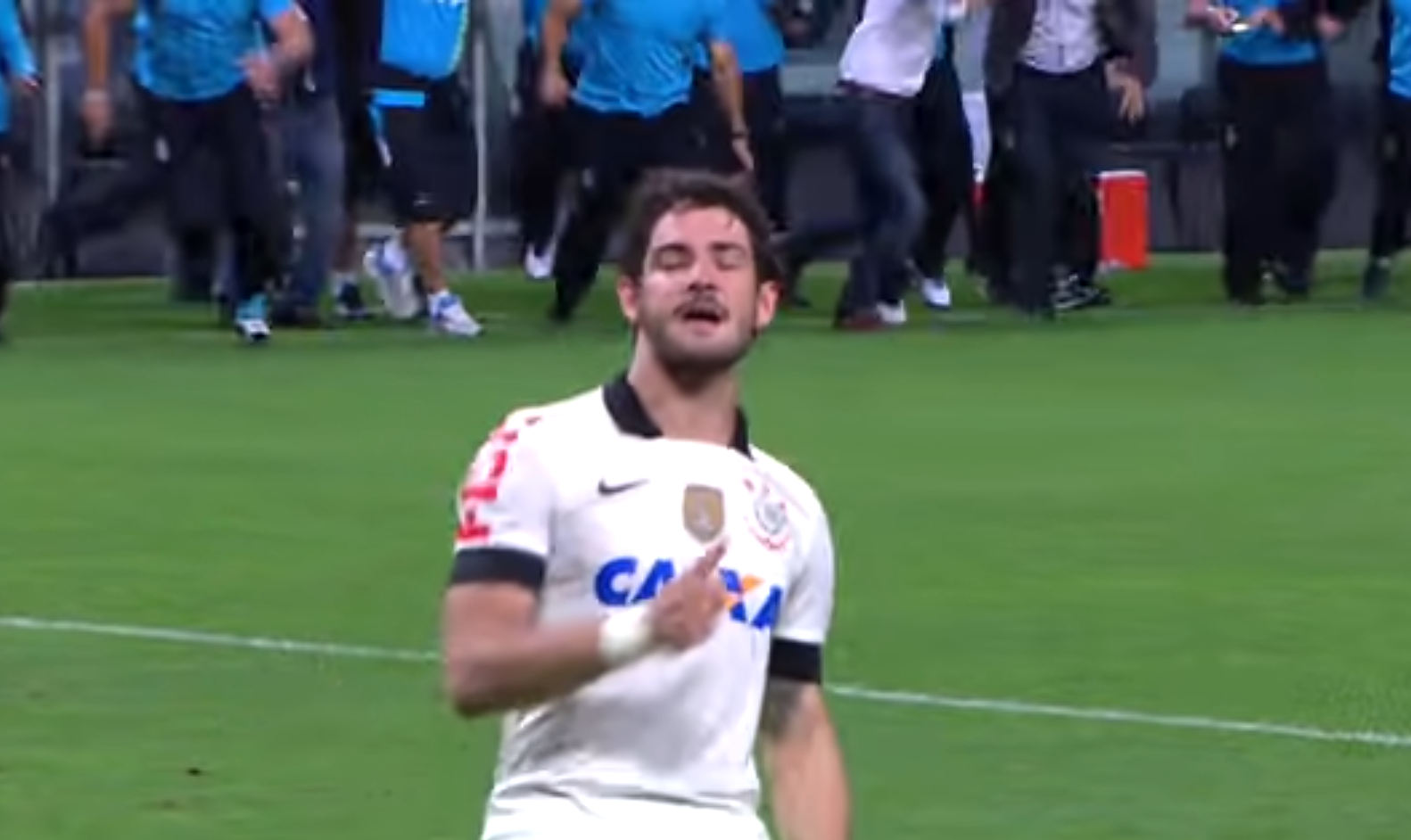 O jogador Alexandre Pato após perder um pênalti contra o Grêmio, em 2013. Imagem: Reprodução