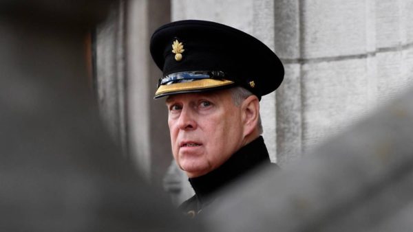 De uniforme militar, príncipe Andrew em cerimônia oficial em 2019.
