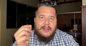 Bernardo Küster falando em seu canal do YouTube