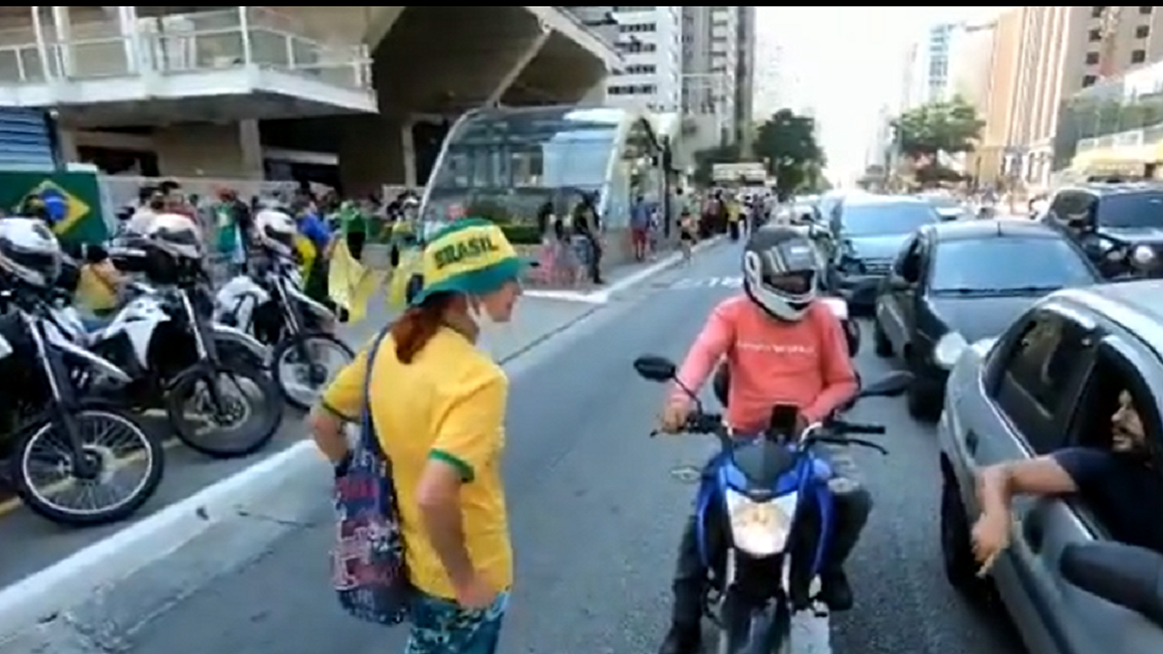 Bolsonarista bate boca com profissional da Sáude